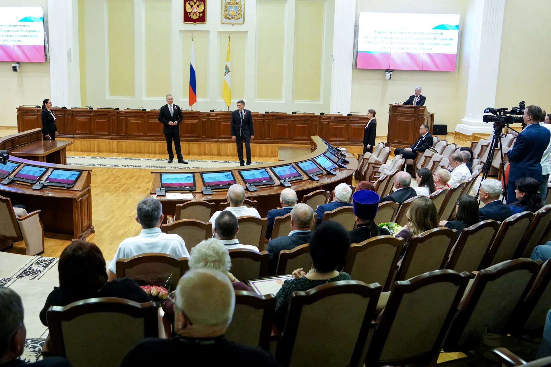 ГУБЕРНАТОР СТАВРОПОЛЬЯ ВРУЧИЛ НАГРАДЫ НАКАНУНЕ ДНЯ РОССИИ