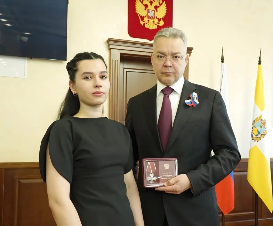 ГУБЕРНАТОР ВЛАДИМИРОВ ВРУЧИЛ НАГРАДУ СЕМЬЕ ГЕРОЯ СВО